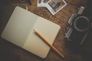 Notizbuch mit Bleistift und Kamera